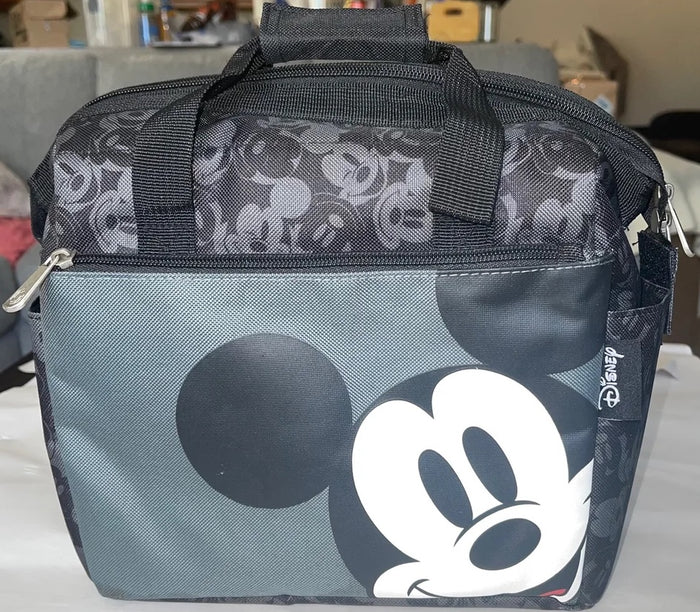 Uma lancheira isolada Prazo da marca Picnic Time- Mickey Mouse Disney